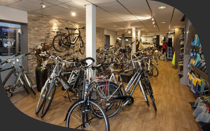 <p>De Bruin Fietsen opent medio 2026 een splinternieuwe vestiging in het hart van het Westland. Een moderne winkel met alles erop en eraan: van e-bikes tot stadsfietsen, van premium merken tot betrouwbare service in onze werkplaats. Datzelfde vertrouwde teamgevoel, maar dan op een nieuwe plek waar je straks binnenloopt voor advies, onderhoud of gewoon een kop koffie terwijl je fiets wordt nagekeken. De voorbereidingen zijn al in volle gang. Het wordt mooi, ruim, toegankelijk &mdash; precies zoals je van De Bruin mag verwachten.</p>
