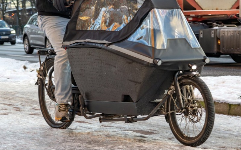 <p>De kou komt eraan! Tijd om je fiets wat extra aandacht te geven. Een goed onderhouden fiets rijdt niet alleen fijner, maar voorkomt ook problemen door pekel, kou en vocht. En wist je dat lage temperaturen invloed hebben op de actieradius van je e-bike? Lees hoe je jouw fiets &eacute;n accu in topconditie houdt &mdash; met simpele tips voor de wintermaanden.</p>
